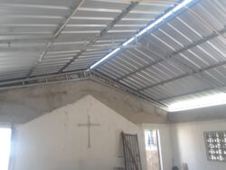 Remozamiento, cambio de fachada, cambio de techo y renovación total de electricidad y pintura.