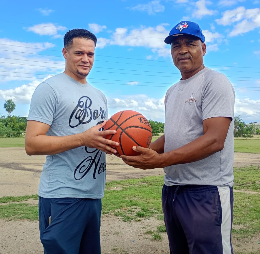 DONACIÓN BOLA DE BASKETBALL EQUIPO INFANTIL LOS VÁSQUEZ