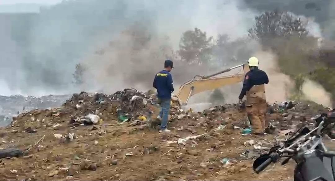 11 JUNIO, CUERPO DE BOMBEROS DE PUÑAL COMBATE INCENDIO EN EL VERTEDERO DE SABANA IGLESIAS