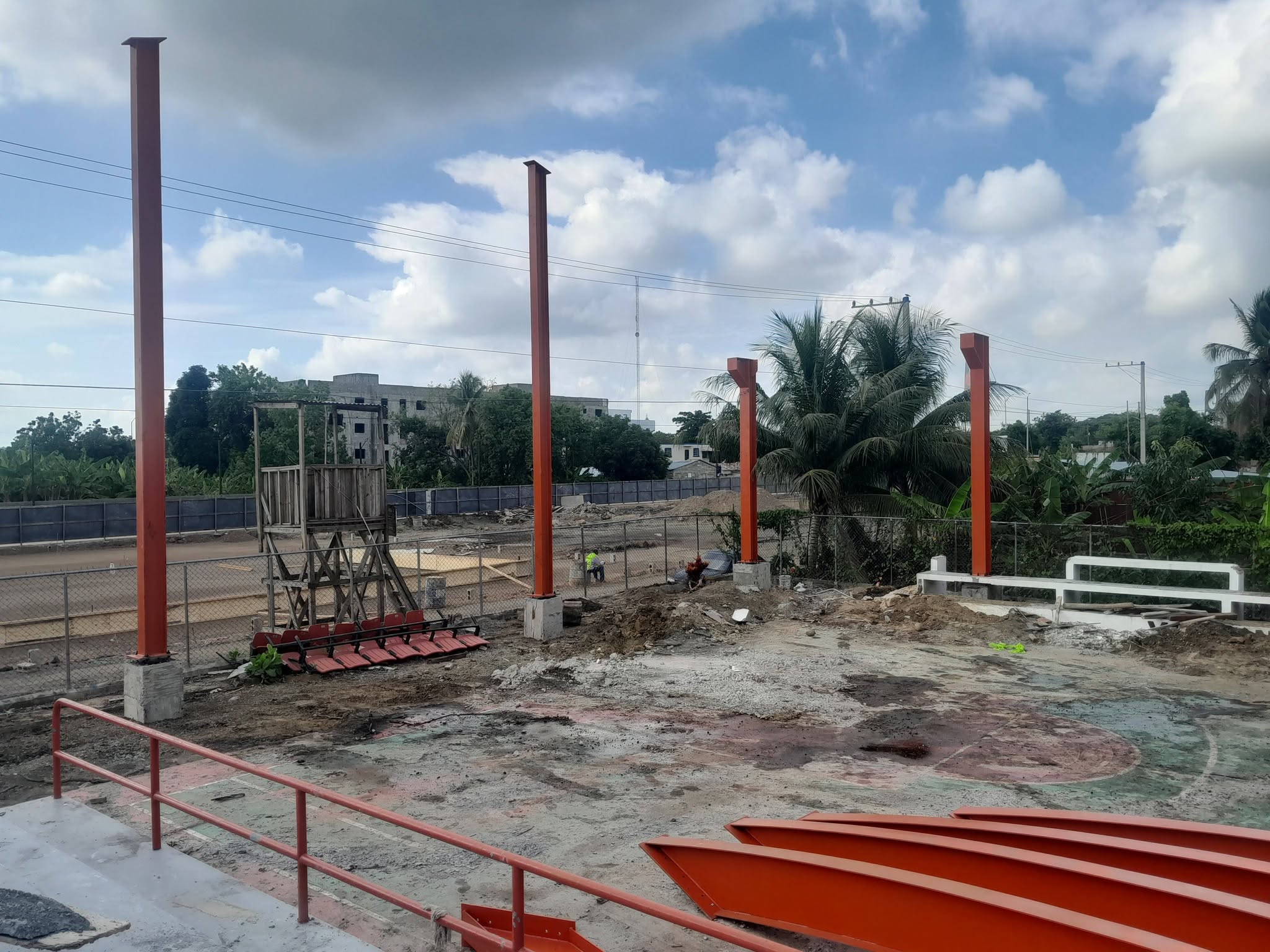 11 JUNIO, LEVANTAN LAS COLUMNAS DEL TECHADO DEL CLUB LOURDES