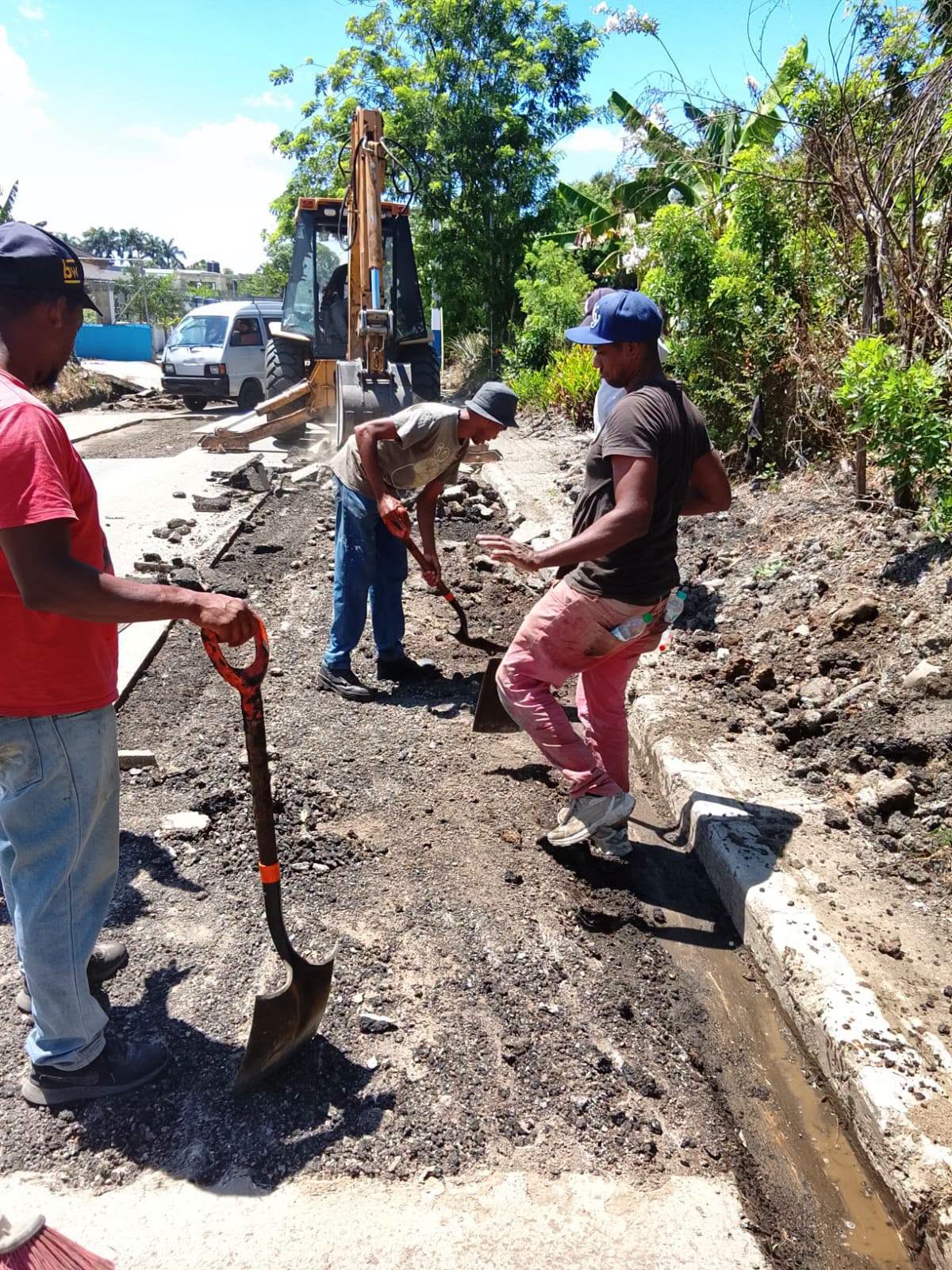 PREPARACIÓN BACHES PREVIO AL ASFALTADO EN PUÑAL LOURDES